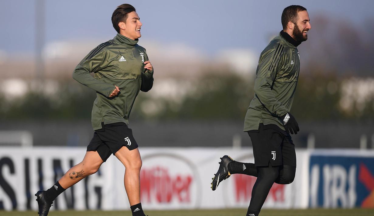 Pemain Juventus, Paulo Dybala dan Gonzalo Higuain, saat sesi latihan jelang laga Liga Champions di kompleks training center Juventus, Selasa (21/11/2017). Juventus akan berhadapan dengan Barcelona. (AFP/Marco Bertorello)