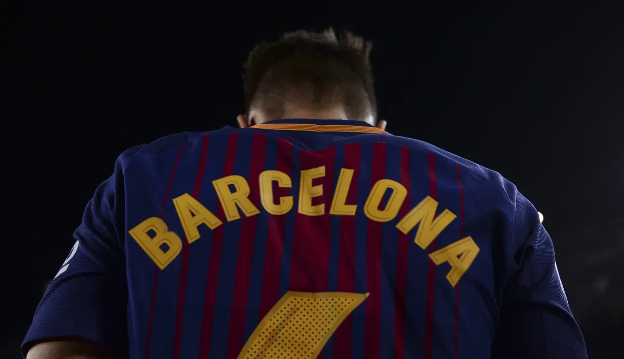 Pemain Barcelona, Denis Suarez dengan jersey menggunakan jersey dengan nama "Barcelona" untuk penghormatan bagi korban teror La Rambla saat melawan Real Betis di Camp Nou stadium,  (20/8/2017). Barcelona menang 2-0. (AFP/Josep Lago)