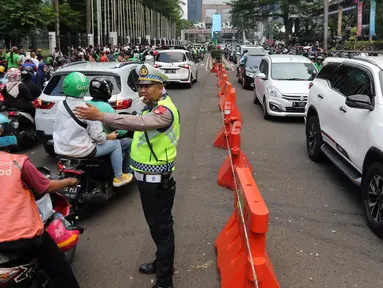 Petugas kepolisian mengatur arus lalu lintas di kawasan Sudirman, Jakarta, Rabu (15/11/2023). Menjelang konser Coldplay, terjadi kepadatan arus lalu lintas di ruas Jalan Sudirman, Gatot Subroto. (Liputan6.com/Herman Zakharia)