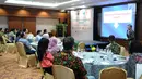 Dokter Djoko Riadi memberikan paparan pada acara Round table discussion RS EMC di Jakarta, Kamis (21/3). Lewat kegiatan ini juga, para dokter serta mitra asuransi bisa bertemu dan mendengarkan materi dari para pembicara. (Liputan6.com/Herman Zakharia)