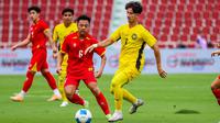 Gelandang Timnas Vietnam U-22 Nguyen Thai Son mencoba merebut penguasaan bola yang dimiliki striker Timnas Malaysia U-22, Abdul Rahman Daud dalam laga terakhir Grup B SEA Games 2025 di Stadion Rajamangala, Bangkok, Thailand, Kamis (11/12/2025). (Dok. FA Malaysia)