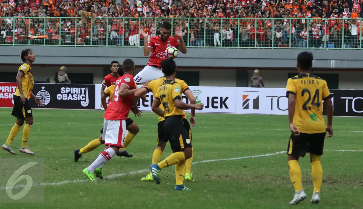Pemain Persija Jakarta Willian Silva Pachecho berusaha menanduk bola pada duel Liga 1 melawan Barito Putera di Stadion Patriot, Bekasi (22/4). Pertandingan tersebut berakhir dengan skor 1-1. (Liputan6.com/Gempur M. Surya)
