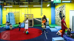 Orang tua mengawasi anak-anak berlatih kebugaran My Gym Children's Fitness Center, Mall AEON BSD, Tangerang Selatan. Selain itu juga meningkatkan daya kembang anak melalu kelas fisik, kognitif dan pengembangan emosional. (Liputan6.com/Fery Pradolo)
