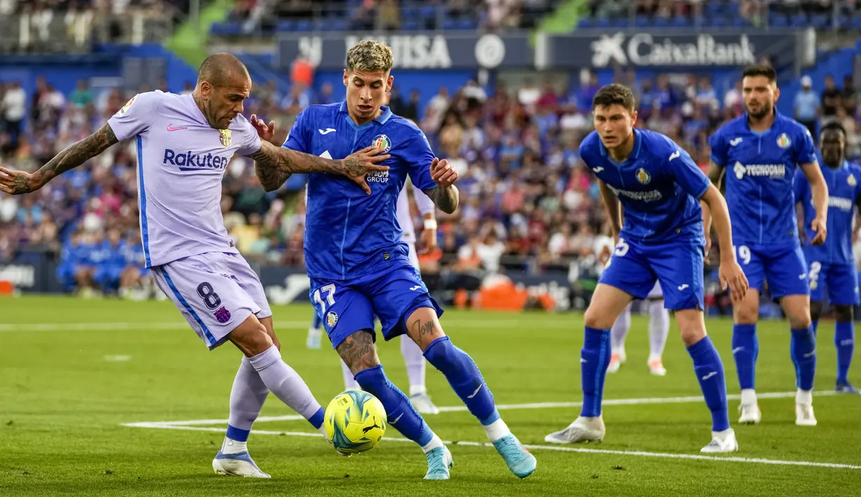 Pemain Barcelona Dani Alves mencoba menendang bola saat melawan Getafe pada pertandingan sepak bola La Liga di Stadion Coliseum Alfonso Perez, Getafe, Spanyol, 15 Mei 2022. Pertandingan berakhir imbang 0-0. (AP Photo/Manu Fernandez)