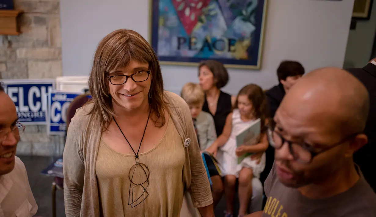 Christine Hallquist, calon gubernur Vermont AS, dari Partai Demokrat menyambut para pendukung di Burlington, Rabu (15/8). Hallquist akan menghadapi petahana dari Partai Republik, Phil Scott, dalam pemilihan bulan November. (Hillary Swift/Getty Images/AFP)