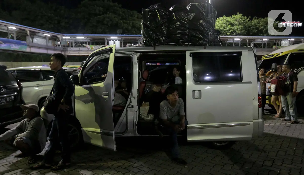 Pantauan arus mudik 2025 di Pelabuhan Merak, Banten, menunjukkan peningkatan jumlah penumpang pada Jumat (28/3/2025). (Liputan6.com/Herman Zakharia)