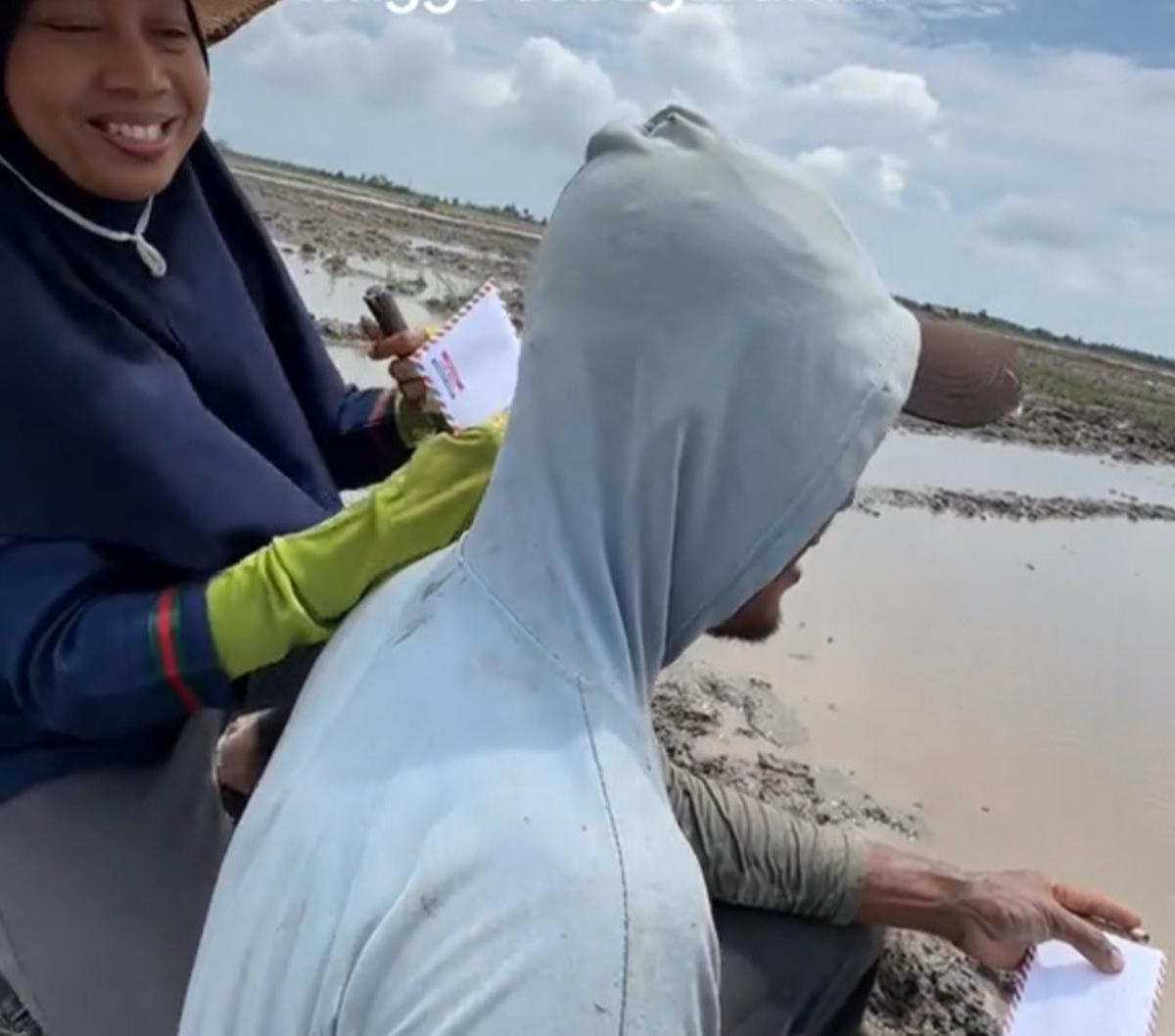 "Momen yang paling aku tunggu sebagai anak," tulisnya di keterangan video.