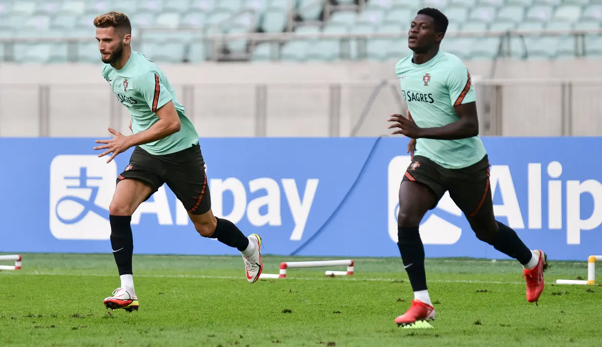 Pemain Portugal Domingos Duarte (kiri) dan rekan satu timnya melakukan pemanasan dalam sesi latihan di Baku (6/9/2021). Di laga Grup A sebelumnya, Portugal menang dramatis 2-1 atas Republik Irlandia berkat sepasang gol sang kapten Cristiano Ronaldo. (AFP/Toflik Babayev)