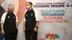 Menteri PUPR, Basuki Hadimuljono berbincang dengan Direktur Utama PT Bank Tabungan Negara (Persero) Tbk Haru Koesmahargyo pada puncak perayaan Hari Perumahan  Nasional di Jakarta, Rabu (25/8/2021). Selama Hapernas digelar, Bank BTN berhasil  mencatatkan 7.500 akad KPR. (Liputan6.com/HO/Satria)