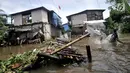 Anak- anak bermain saat banjir menggenangi kawasan Rawa Terate, Cakung Jakarta, Rabu (30/1). Ratusan rumah di RT 016/004 dan RT 010/005 Kelurahan Rawa Terate, terendam banjir sejak dini hari. (merdeka.com/Iqbal S. Nugroho)