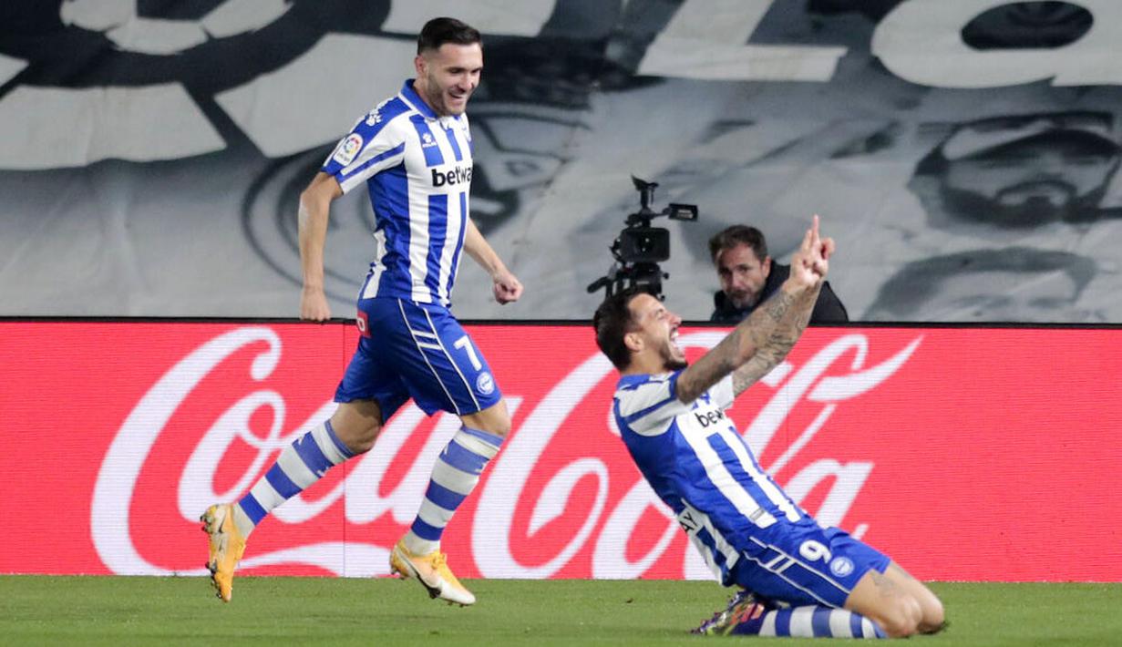 Pemain Alaves, Joselu, melakukan selebrasi usai mencetak gol ke gawang Real Madrid pada laga Liga Spanyol di Stadion Alfredo di Stefano, Sabtu (28/11/2020). Real Madrid takluk dengan skor 1-2. (AP/Bernat Armangue)