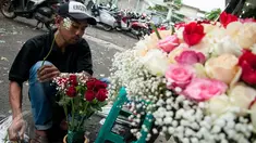 Pekerja merangkai bunga mawar di Pasar Bunga Rawa Belong, Jakarta, Selasa (14/2). Harga mawar saat Hari Valentine naik dua hingga tiga kali lipat, untuk bunga lokal yang biasanya dijual 25 ribu seikat menjadi 50 ribu seikat. (Liputan6.com/Gempur M Surya)