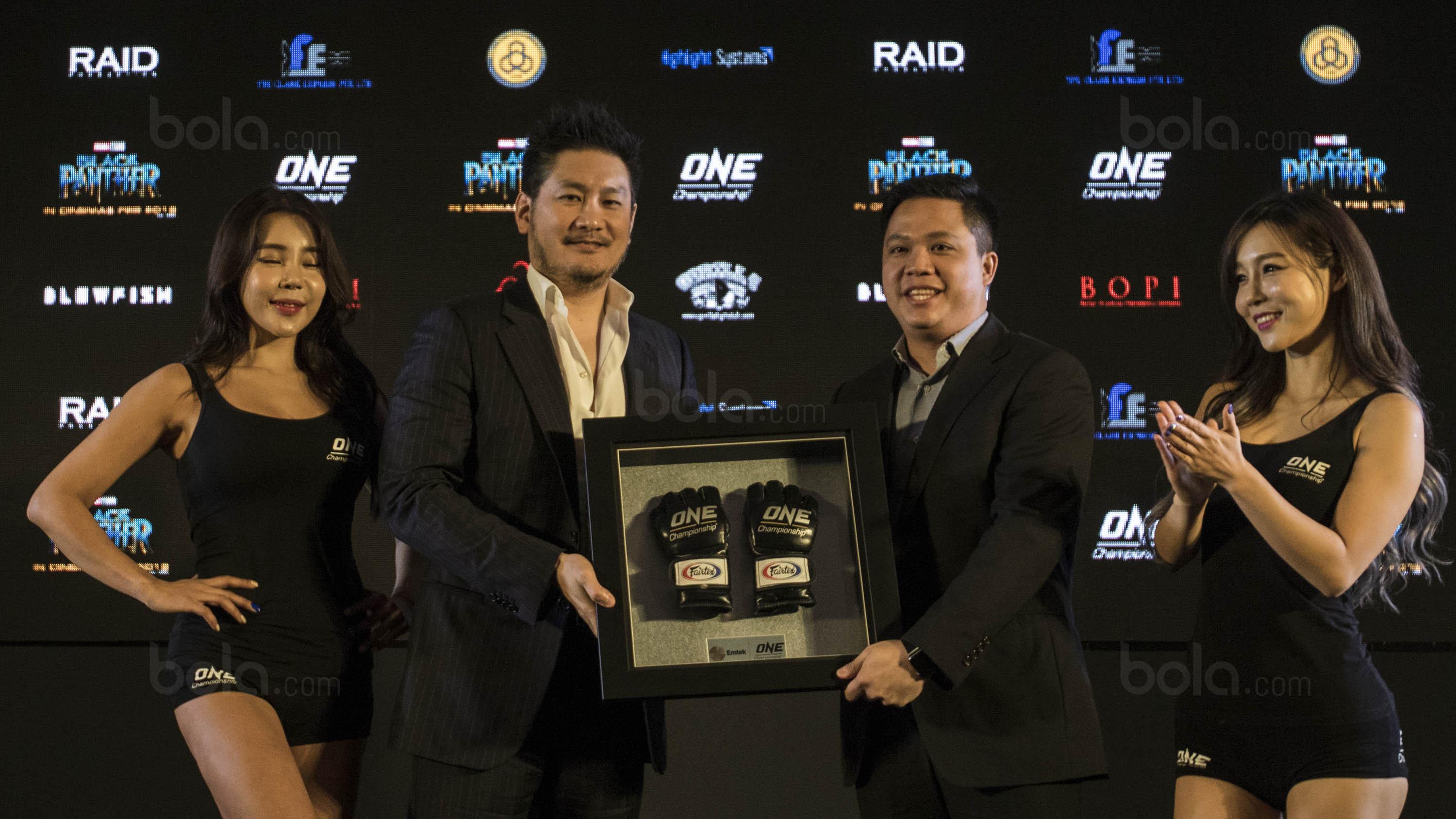 Chatri Sityodtong, memberi sarung kepada wakil SCTV, David Setiawan, jelang laga One Championship di Ballroom Hotel Fairmont, Jakarta, Kamis (18/1/2018). One Championship akan menggelar laga bertajuk Kings of Courage. (Bola.com/Vitalis Yogi Trisna)