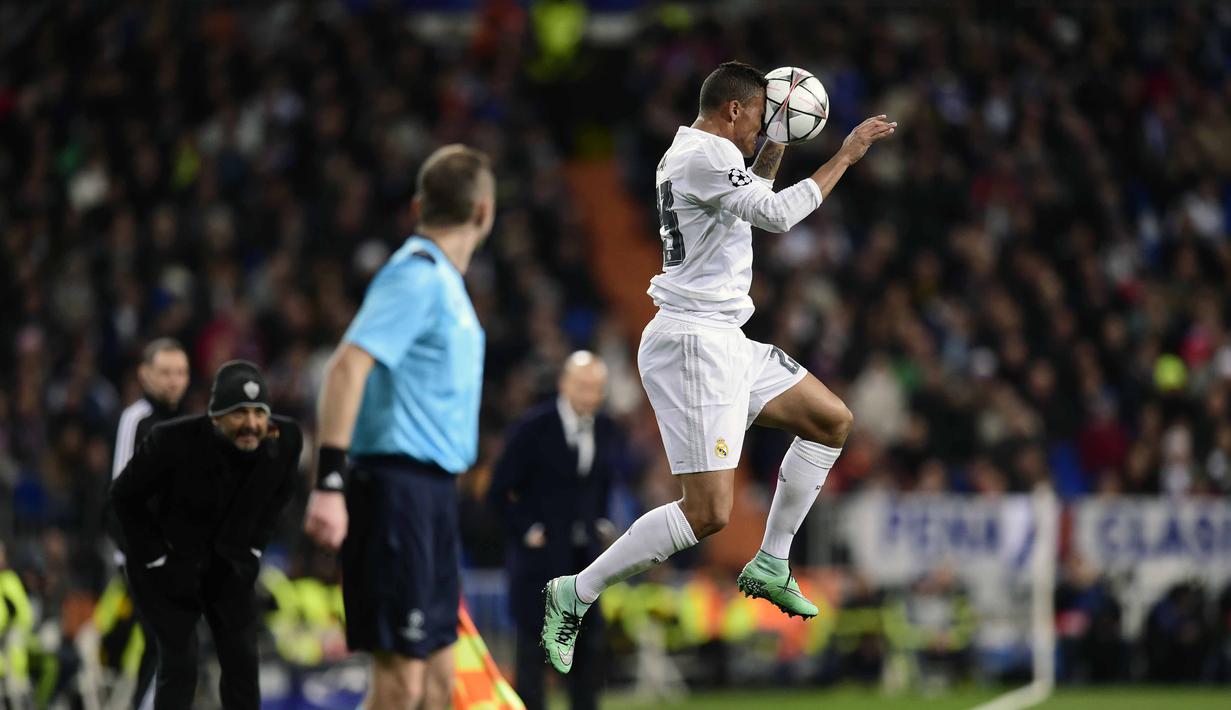 Pemain Real Madrid, Danilo mengontrol bola dengan kepalanya saat timnya menjamu AS Roma pada leg kedua babak 16 besar  Liga Champion di Stadion Santiago Bernabeu, Madrid, Rabu (9/3/2016) dini hari WIB. (AFP Javier Soriano)