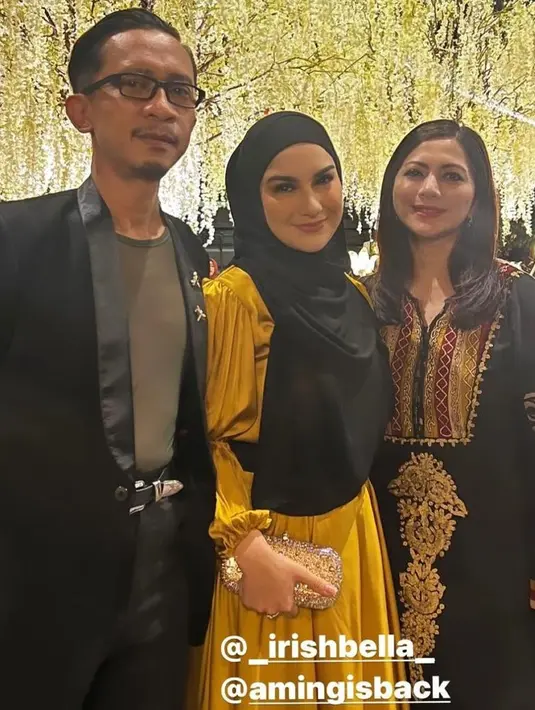 Irish Bella turut hadir mengenakan dress berwarna kuning yang dipadukan bersama hijab syar’i hitam dan clutch emas. [@_Irishbella_]