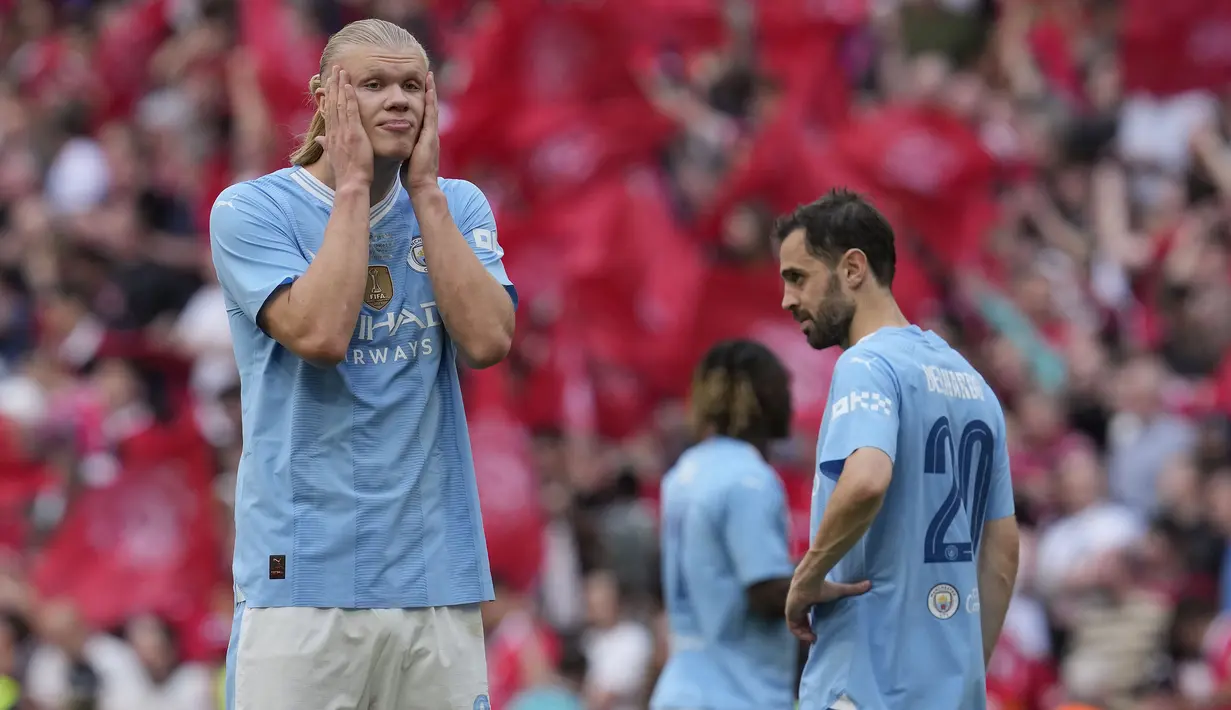 Reaksi kecewa striker Manchester City, Erling Haaland (kiri) bersama Phil Foden setelah dikalahkan Manchester United 1-2 pada laga final Piala FA 2023/2024 di Wembley Stadium, London, Sabtu (25/5/2024). (AP Photo/Kin Cheung)