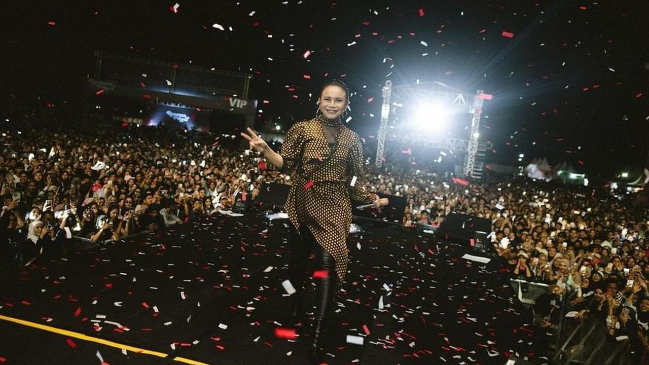 Trailer film ini diunggah oleh Prilly Latuconsina tepat sehari sebelum ulang tahun Rossa, menampilkan Rossa yang akhirnya blak-blakan tentang hubungannya saat ini dengan mantan suaminya.<br>