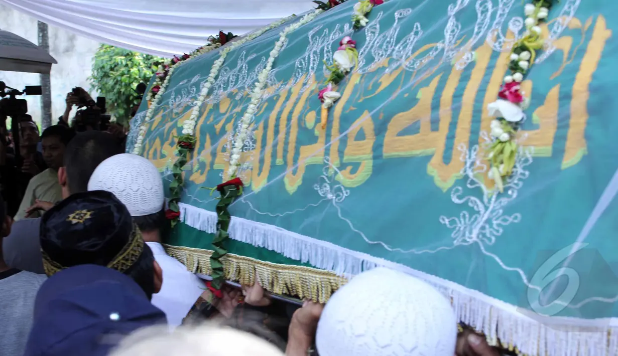 Keranda jenazah Pepeng dibawa sejumlah kerabat usai disalatkan di Masjid Baiturrahman, Depok, Jawa Barat, Rabu (6/5/2015). Rencananya Pepeng akan dimakamkan di TPU Jelupang, BSD, Serpong. (Liputan6.com/Helmi Afandi)