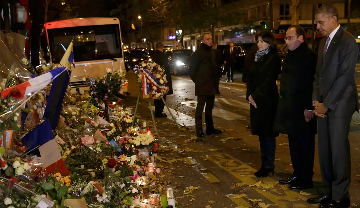 Presiden AS Barack Obama , Presiden Prancis Francois Hollande dan Walikota Paris Anne Hildago memberi penghormatan bagi para korban di salah satu lokasi serangan berdarah Paris di gedung konser Bataclan, Prancis, Minggu (30/11). (REUTERS/Philippe Wojazer)