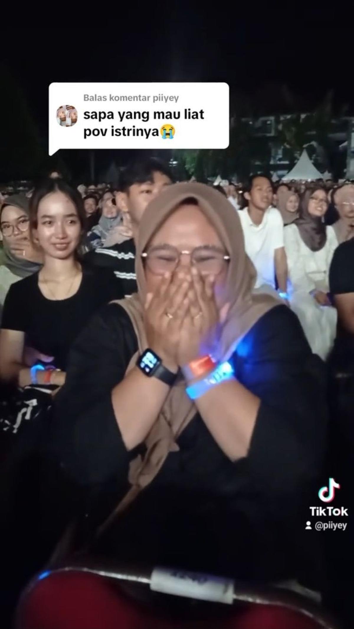 Mendapat ucapan ulang tahun dari idolanya, wanita ini pun tampak sangat senang. Apalagi, hal tersebut didapat berkat perjuangan suaminya.