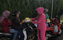 Bhayangkari Bagikan Makanan Gratis kepada Pemudik di Pelabuhan Bakauheni, Wujud Kepedulian Nataru 2026