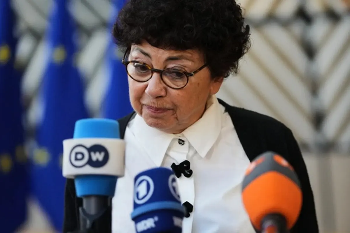 Menteri Transisi Ekologi Prancis Monique Barbut memberikan keterangan kepada media saat tiba untuk menghadiri pertemuan para menteri lingkungan Uni Eropa di gedung Dewan Eropa, Brussels, Belgia, 4 November 2025.