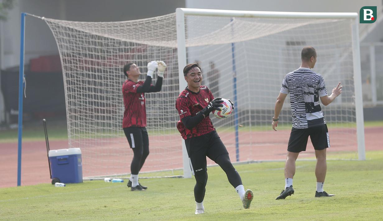 <p>Kiper Timnas Indonesia, Ernando Ari Sutaryadi saat mengikuti sesi latihan Timnas Indonesia di Stadion Madya, Gelora Bung Karno, Senayan, Jakarta, Jumat (31/5/2024) pagi WIB. (Bola.com/M Iqbal Ichsan)</p>
