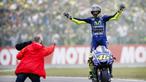Pebalap Movistar Yamaha, Valentino Rossi, merayakan keberhasilannya menjadi yang tercepat pada MotoGP Belanda di Sirkuit Assen, Assen, Minggu (25/6/2017). Riders asal Italia itu memiliki catatan waktu 41 menit 41,149 detik. (AFP/Vincent Jannink) 