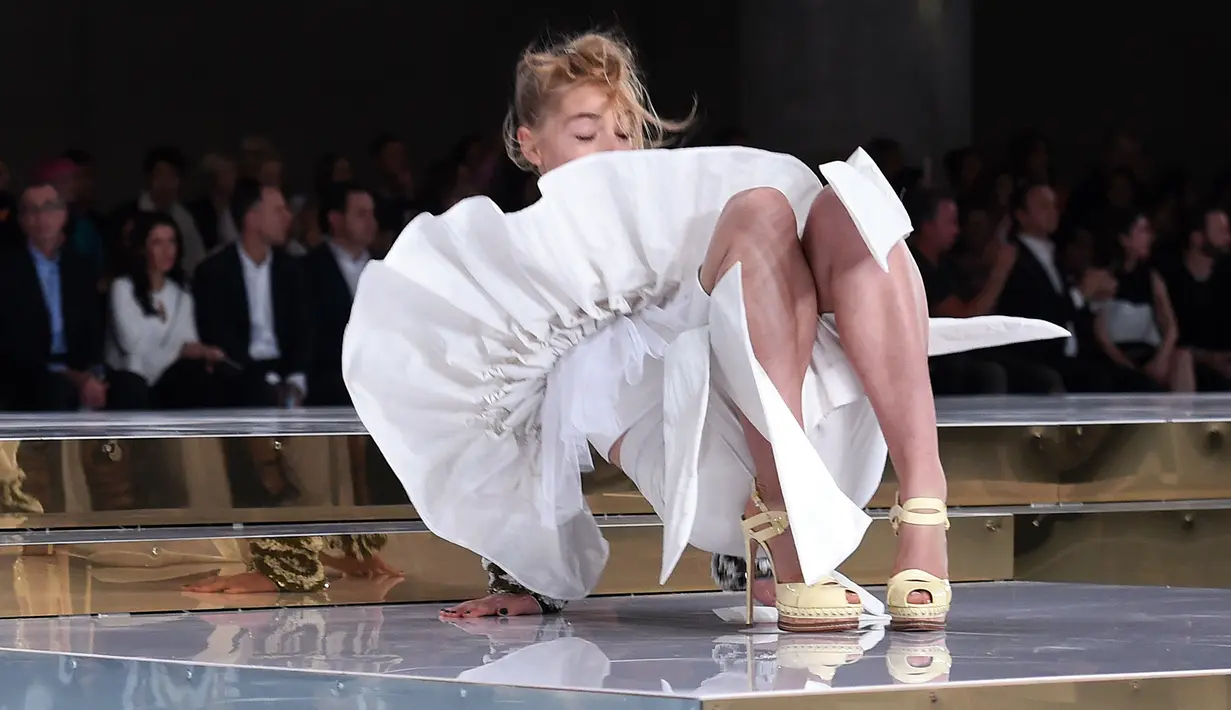 Seorang model terjatuh saat berjalan di atas catwalk Fashion Week Australia di Sydney, Minggu (15/5). Model cantik itu terjatuh kala memperagakan busana karya desainer Toni Maticevski asal Australia. (William WEST/AFP)