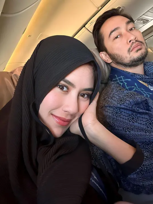 Melalui unggahan sebelumnya, Syahnaz pada Senin (9/10/2023) membagikan momen di dalam pesawat saat berangkat. Syahnaz pun tampak anggun dengan hijab yang dikenakan. [Instagram/syahnazs]