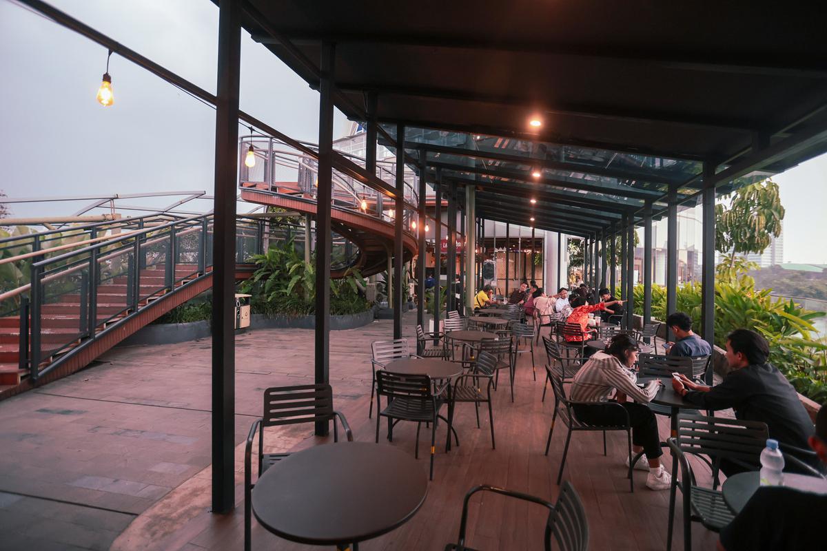 Destinasi Kuliner dengan Panorama Danau di Kawasan Senayan
