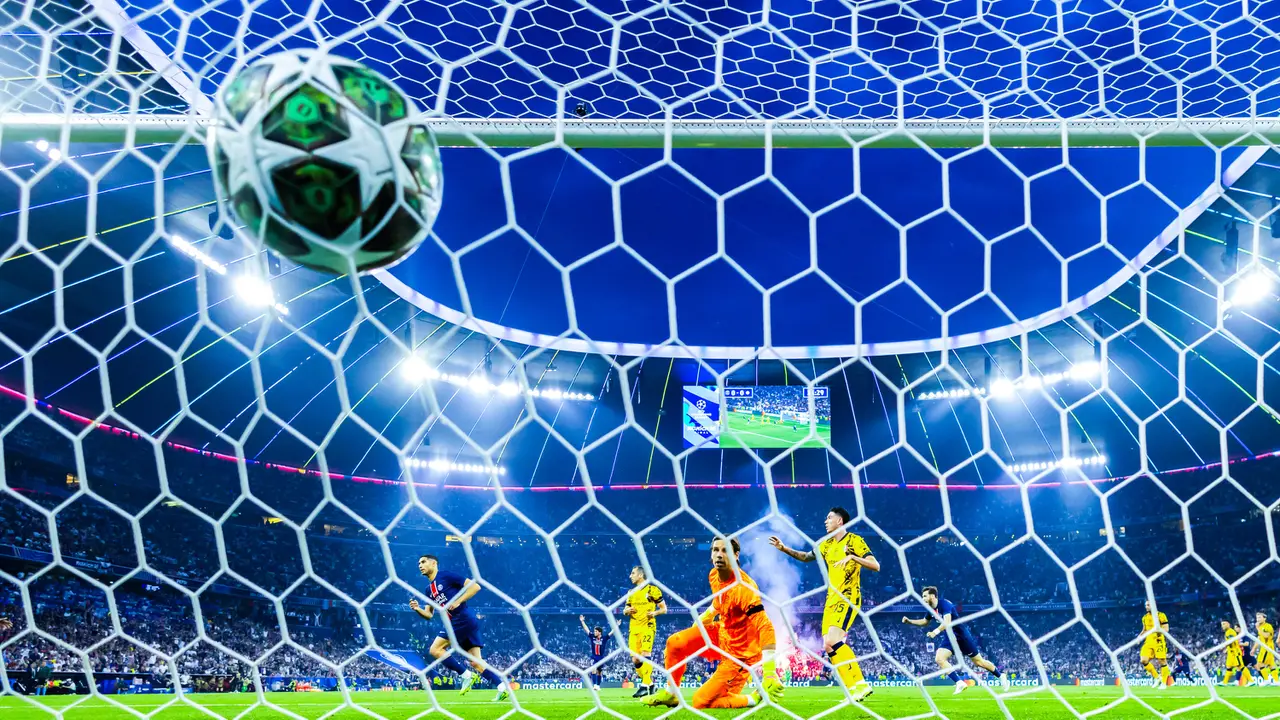 Foto: Momen PSG Angkat Trofi Liga Champions, Ukir Sejarah dengan Kemenangan Sempurna atas Inter Milan