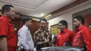 Sekjen PDIP, Hasto Kristiyanto berbincang usai bertemu Ketua KPU Pusat, Husni Kamil Manik di kantor KPU, Jakarta, Selasa (12/5/215). Pertemuan untuk memberikan dukungan kepada KPU jelang Pilkada Serentak Desember 2015 nanti. (Liputan6.com/Helmi Afandi)