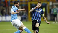 Mauro Icardi dihadang pemain Napoli Raul Albiol (Reuters) 