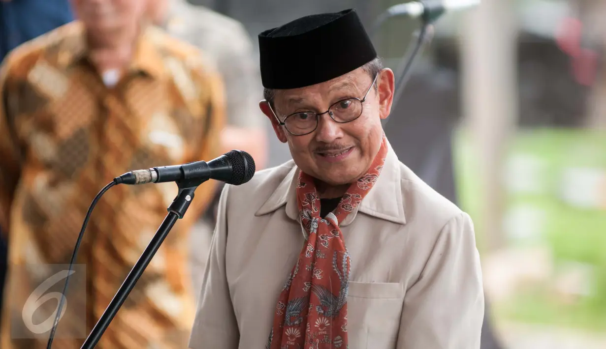 Presiden ke-3 B.J. Habibie saat menghadiri Tabur Bunga Keluarga Korban 98 di TPU Pondok Ranggon, Jakarta Timur, Rabu (8/5/). (Liputan6.com/Gempur M Surya)