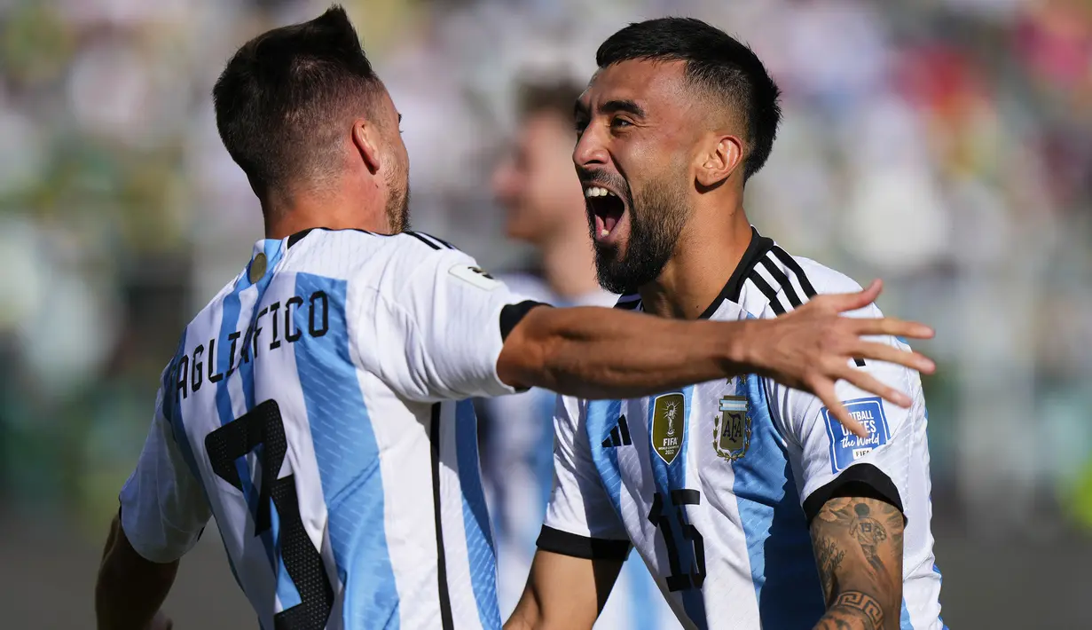Selebrasi bek Timnas Argentina, Nicolas Tagliafico (kiri) bersama rekannya Nicolas Gonzalez setelah mencetak gol kedua ke gawang Timnas Bolivia pada laga lanjutan Kualifikasi Piala Dunia 2026 zona Conmebol di La Paz Stadium, Bolivia, Rabu (13/9/2023) dini hari WIB. (AP Photo/Juan Karita)