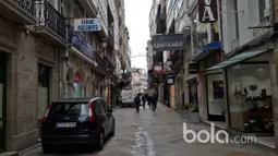 Calle Real, sebuah jalan kota La Coruna yang menjadi tujuan turis mencari oleh-oleh. (Bola.com/Okky Herman Dilaga)