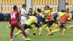 Pelatih Semen Padang, Nilmaizar, memimpin latihan anak asuhnya jelang laga final Piala Jenderal Sudirman melawan Mitra Kukar di Stadion Gelora Bung Karno, Jakarta, Sabtu (23/1/2016). (Bola.com/Vitalis Yogi Trisna) 