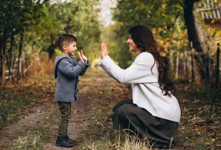 Menjadi orang tua adalah perjalanan panjang yang penuh cinta, niat baik, dan usaha terbaik. Setiap ibu dan ayah tentu ingin memberikan yang terbaik untuk anak, mulai dari perlindungan, pendidikan, hingga dukungan emosional. (foto/dok: freepik/senivpetro)