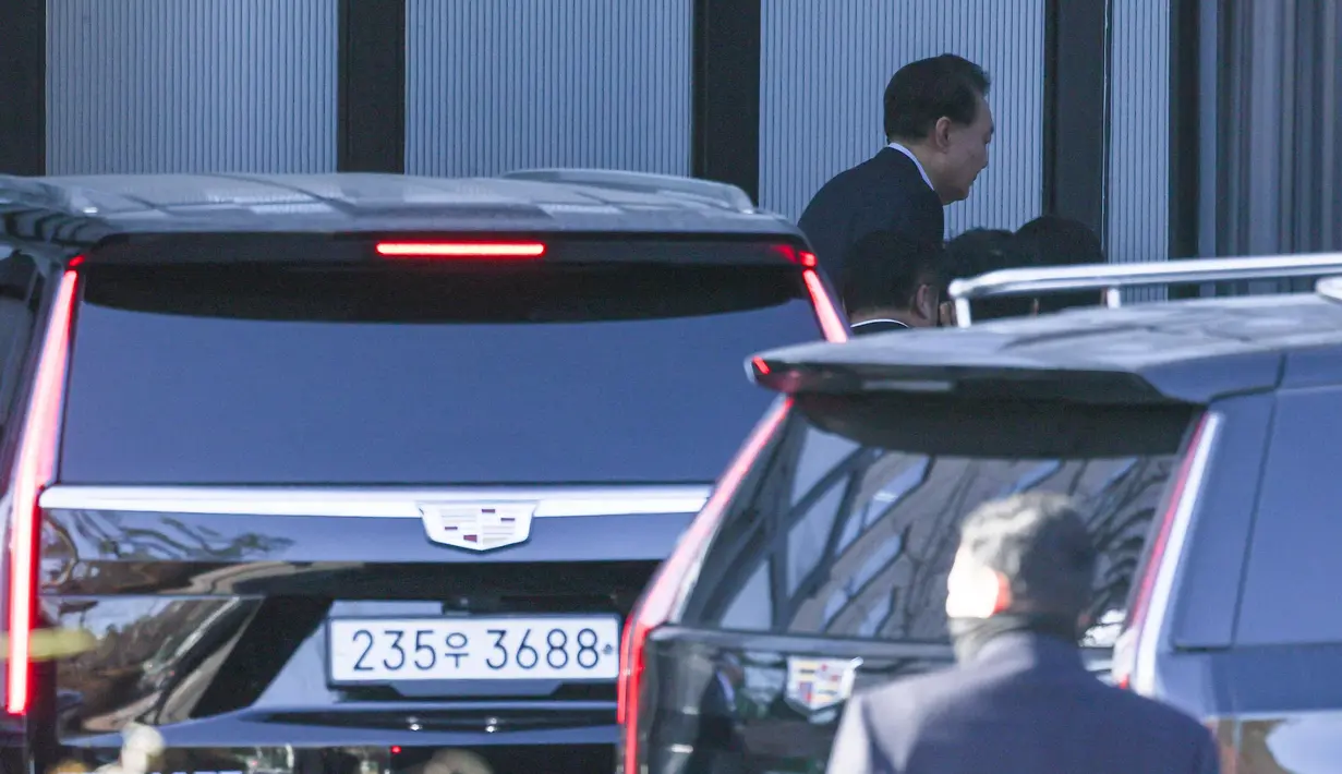 Presiden Korea Selatan yang dimakzulkan, Yoon Suk Yeol tiba di gedung yang menjadi tempat Kantor Investigasi Korupsi untuk Pejabat Tinggi (CIO) di Gwacheon pada Rabu 15 Januari 2025. (Korea Pool/AFP/South Korea Out)