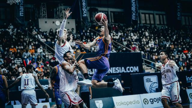 Aksi pemain Satria Muda Antoni Erga di final IBL 2022 melawan Pelita Jaya
