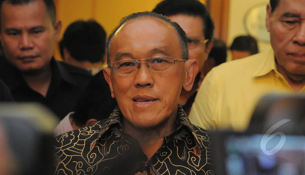 Aburizal Bakrie (Ical) memutuskan menggugat putusan Menteri Hukum dan HAM Yasonna Laoly ke Pengadilan Tata Usaha Negara (PTUN), Jakarta, Selasa (10/3/2015).(Liputan6.com/Herman Zakharia)
