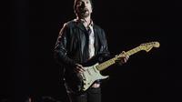 The Edge gitaris U2 tampil di Festival Musik dan Seni Bonnaroo pada hari Jumat, 9 Juni 2017, di Manchester, Tenn. (Foto oleh Amy Harris/Invision/AP)