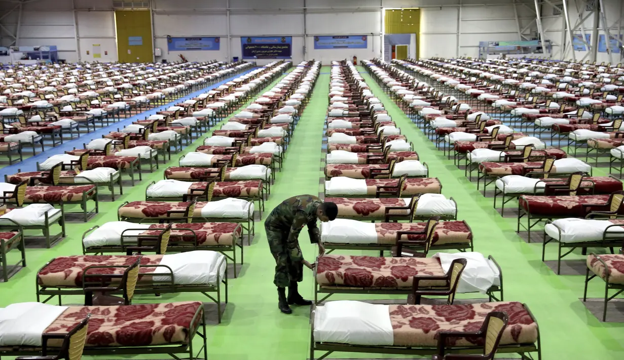 Seorang tentara Angkatan Darat Iran bekerja di rumah sakit sementara khusus pasien virus corona COVID-19 di Teheran, Iran, Kamis (26/3/2020). Iran merupakan salah satu negara yang terdampak pandemi virus corona COVID-19 paling parah di dunia.  (AP Photo/Ebrahim Noroozi)