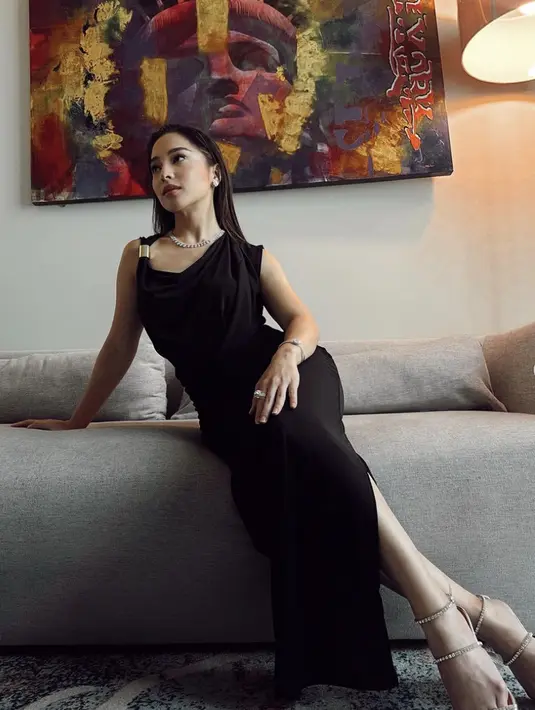 Untuk tampil glamor, orkestrasi gaya dari Nikita Willy bisa jadi panutan. Dress dengan sentuhan elemen nuansa keemasan serta heels manis, menambah kesempurnaan gaya yang nyata.  [Foto: Instagram/ Nikita Willy]