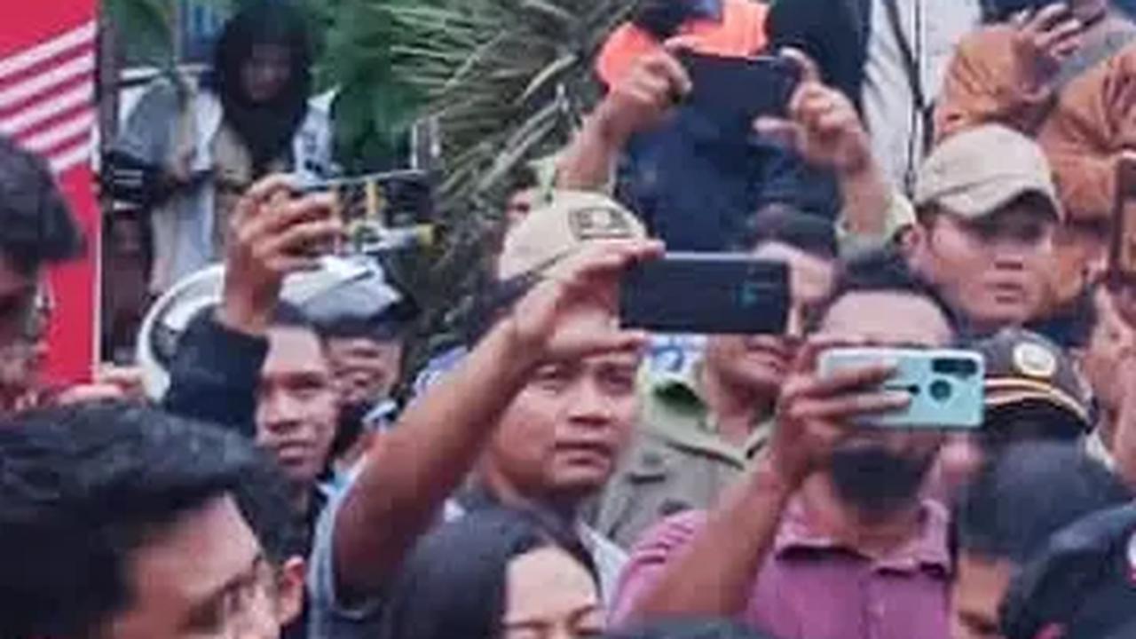Ratusan Buruh Gelar Aksi Damai di Kantor Wali Kota Medan, Bobby Nasution Langsung Turun Tangan
