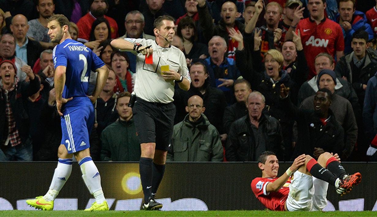 Bek Chelsea Branislav Ivanovic mendapatkan kartu merah usai menjatuhkan gelandang Manchester United, Angel Di Maria pada laga Liga Inggris di Old Trafford, Inggris, Minggu (26/10/2014). Selama di MU, Di Maria hanya mencetak tiga gol. (EPA/Peter Powell)