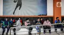 Pekerja ritel menunggu untuk disuntik vaksin COVID-19 Astrazeneca di GOR Tanjung Duren, Jakarta Barat, Senin (24/5/2021). Kementerian Kesehatan menargetkan 40.349.049 orang di Indonesia mendapat vaksinasi COVID-19 dosis pertama. (Liputan6.com/Faizal Fanani)