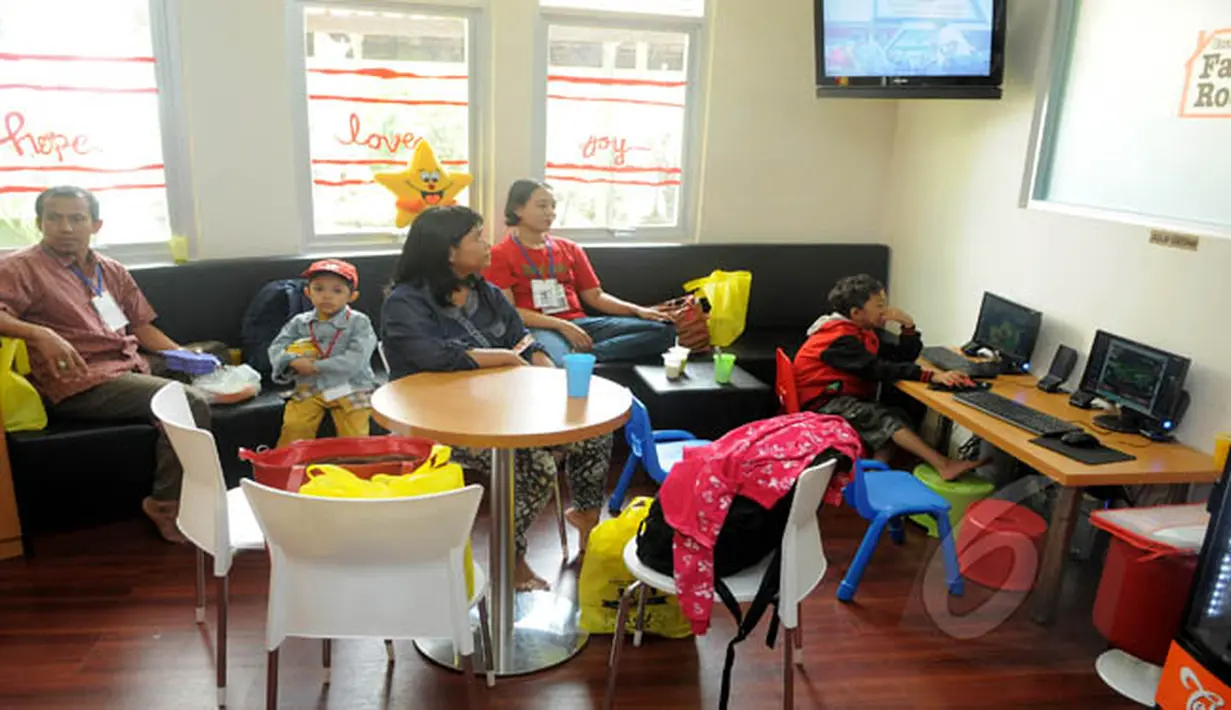 Orangtua dan pasien anak penderita kanker terlihat menunggu perawatan di rumah singgah yang disediakan RS Cipto Mangunkusumo (RSCM), Jakarta, Rabu (4/2/2015). (Liputan6.com/Herman Zakharia)