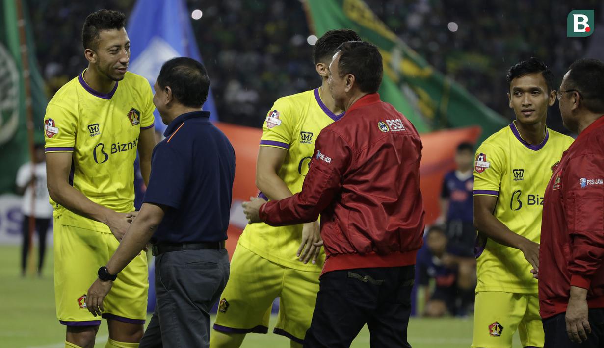 Menpora, Zainuddin Amali, Ketum PSSI, Mochammad Iriawan dan Dirut LIB, Cucu Sumantri, menyalami pemain Persik Kediri saat membuka Shopee Liga 1 2020 di Stadion Gelora Bung Tomo, Surabaya, Sabtu (29/2). Sebanyak 18 klub akan berlaga dalam kompetisi ini.(Bola.com/Yoppy Renato)